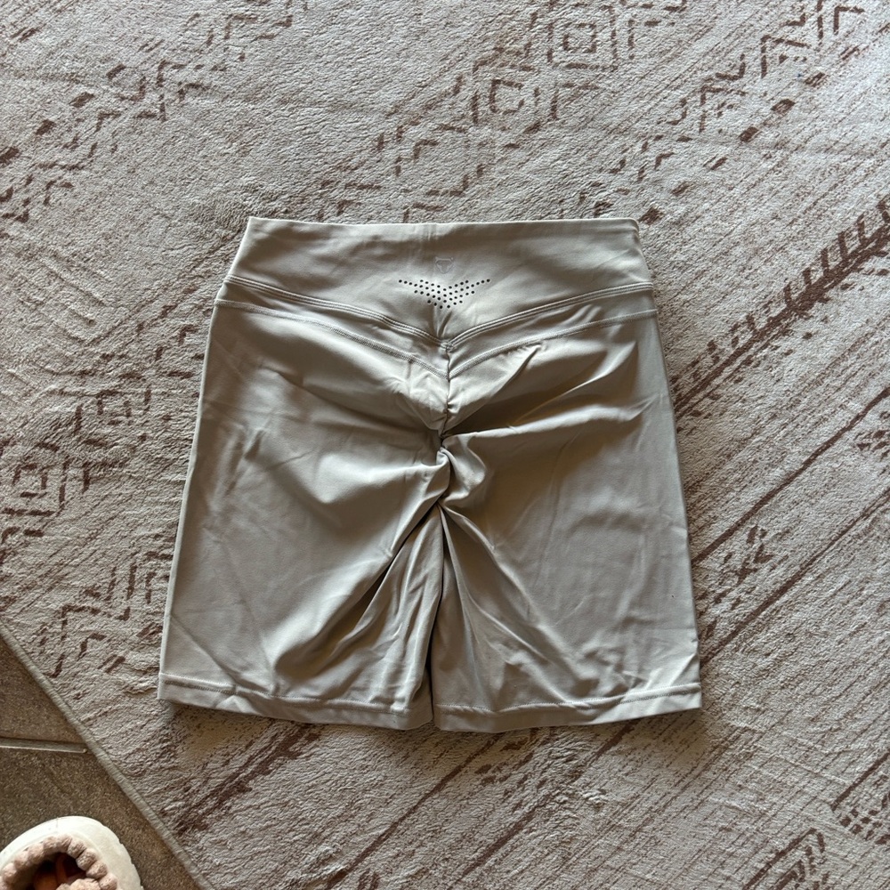 3 Women's Scrunch Shorts - Picture 7 of 8